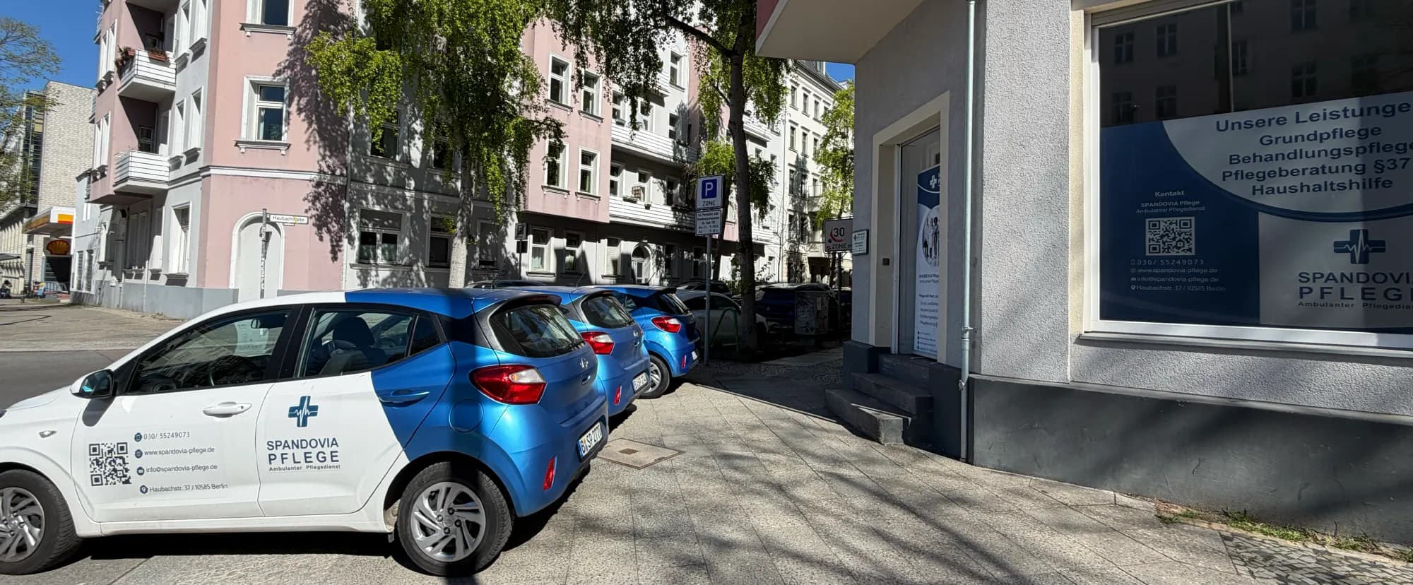 Examinierte Pflegekraft bei der medizinischen Versorgung